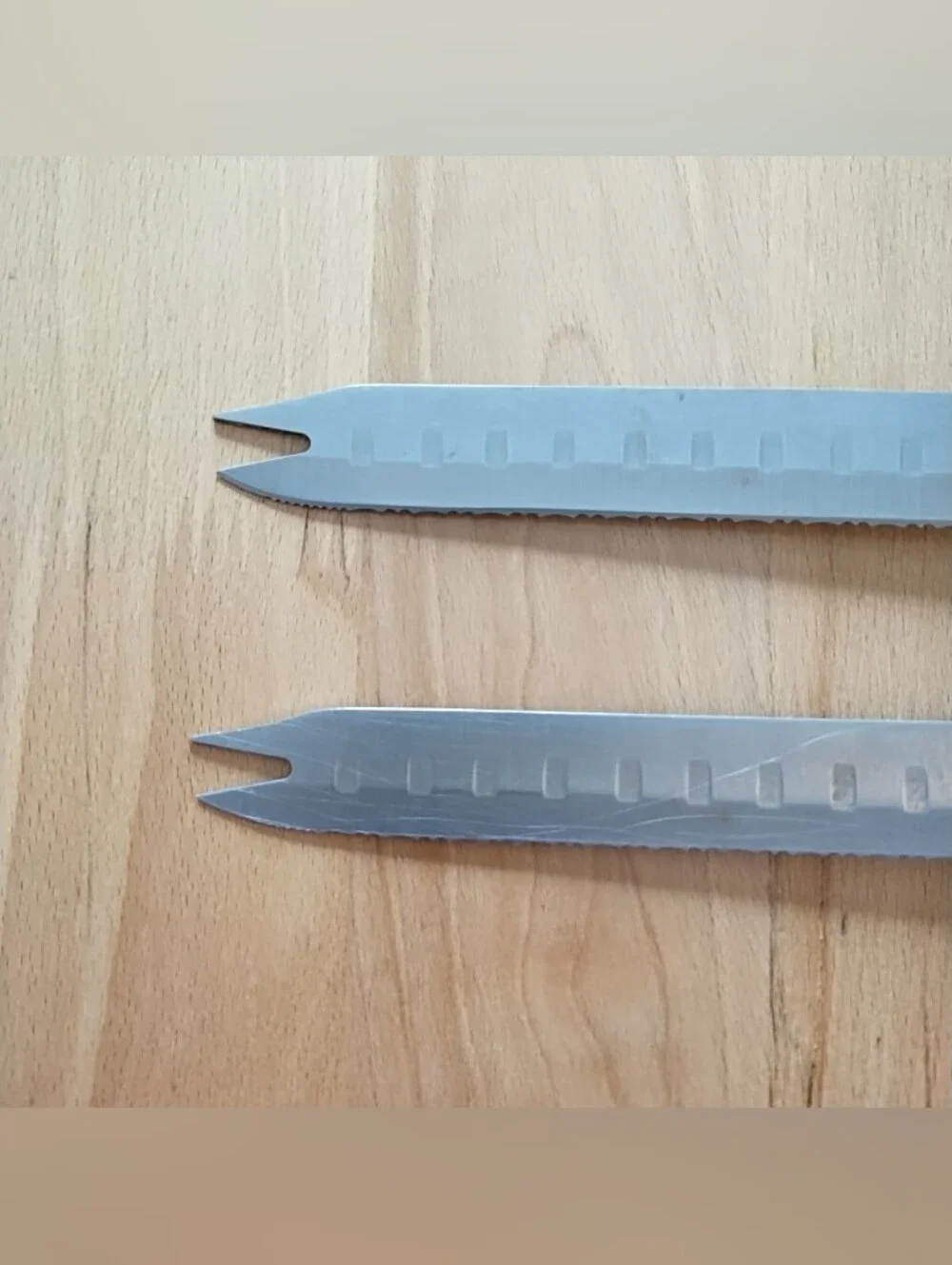 Forever Sharp Server Knife Pair (2) Surgical Stainless Steel Tip Serrated Slicer
